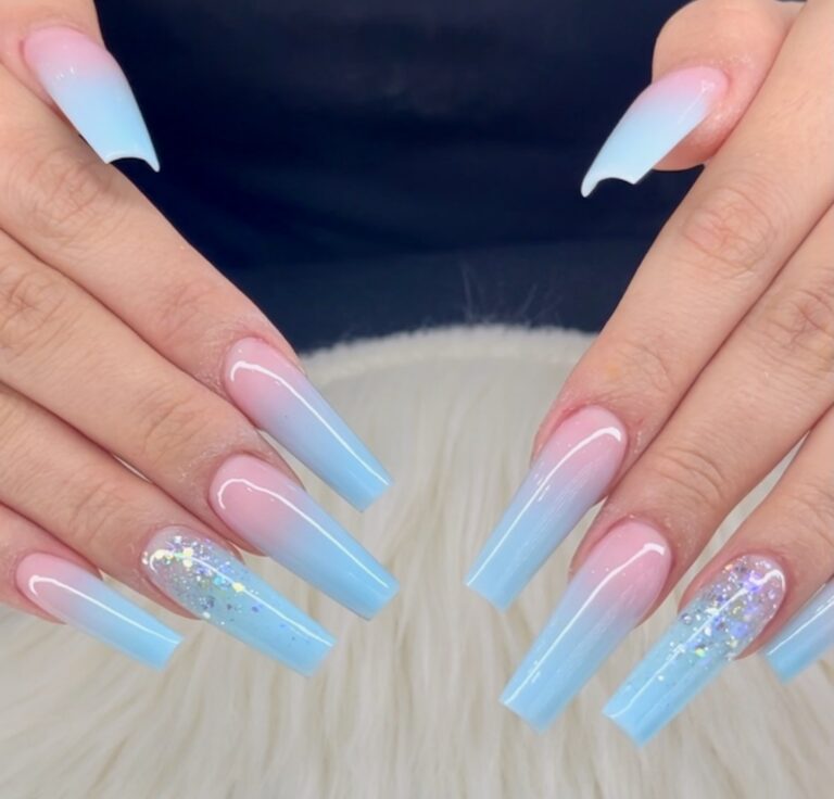 Klassische Eleganz an den Händen unserer Kundin. Unsere professionelle Nagelpflege sorgt für ein makelloses Ergebnis und langanhaltende Freude.