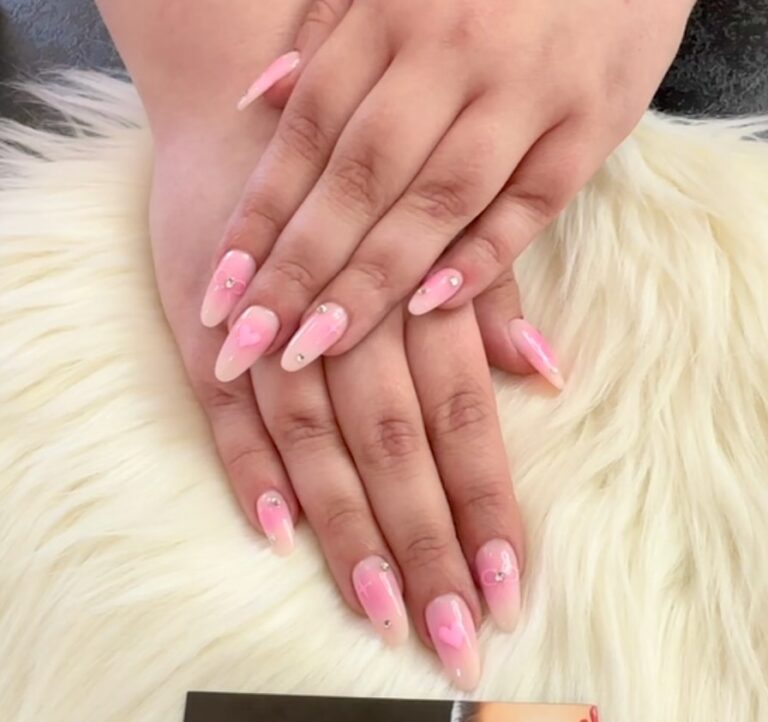 Nagelstudio in Berlin Tegel, Reinickendorf Wunderschöne Nägel für eine glückliche Kundin. Professionelle Pflege, Top-Design.