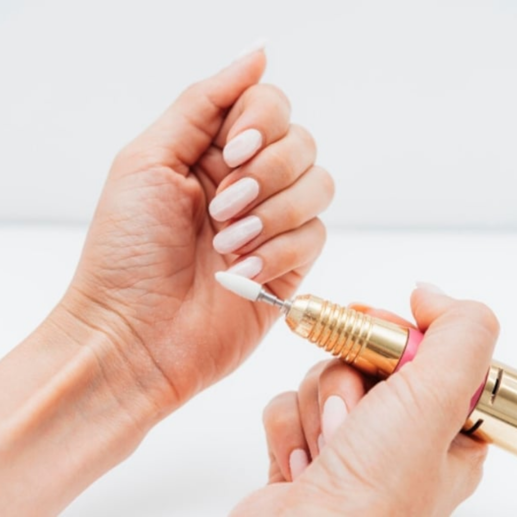 Das Glätten der Nageloberfläche entfernt Unebenheiten und sorgt für eine glatte Oberfläche, wodurch der Lack später besser zur Geltung kommt. Beim Acryl Nägel Formen entsteht so eine ideale Basis für das Nageldesign.