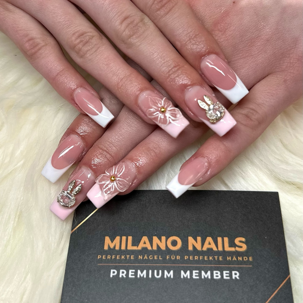 Nageldesigns mit Strasssteinen für die eckige Nagelform verleihen den Händen einen luxuriösen und auffälligen Look.