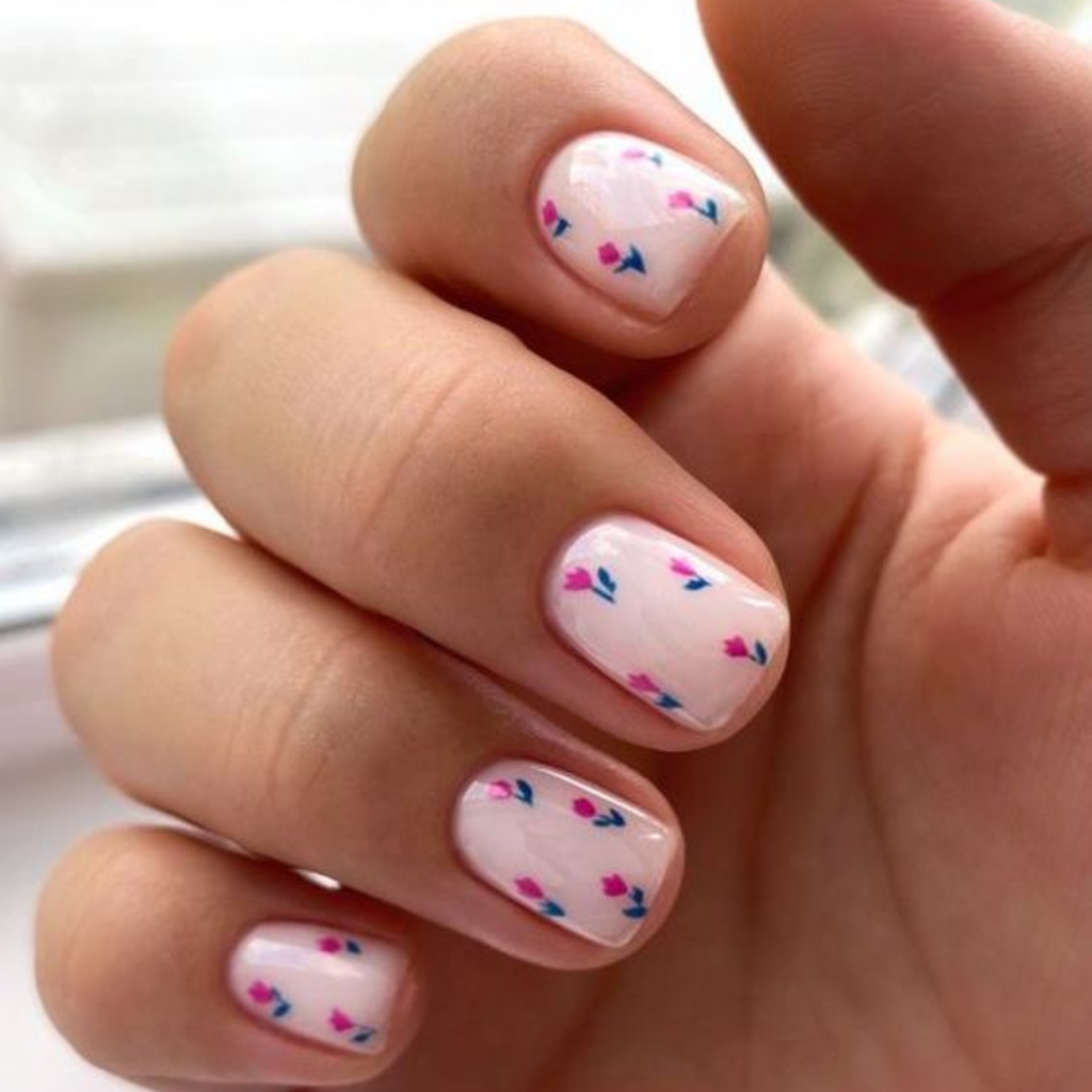 Nageldesigns mit kleinen Blumen für die eckige Nagelform wirken zart, feminin und besonders süß.