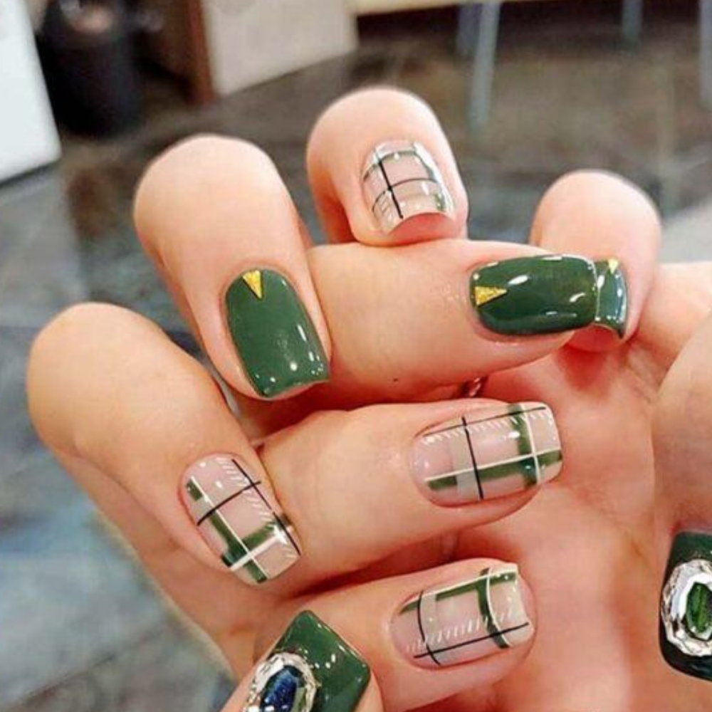 Karierte Nageldesigns für die eckige Nagelform wirken jung, individuell und besonders auffällig.