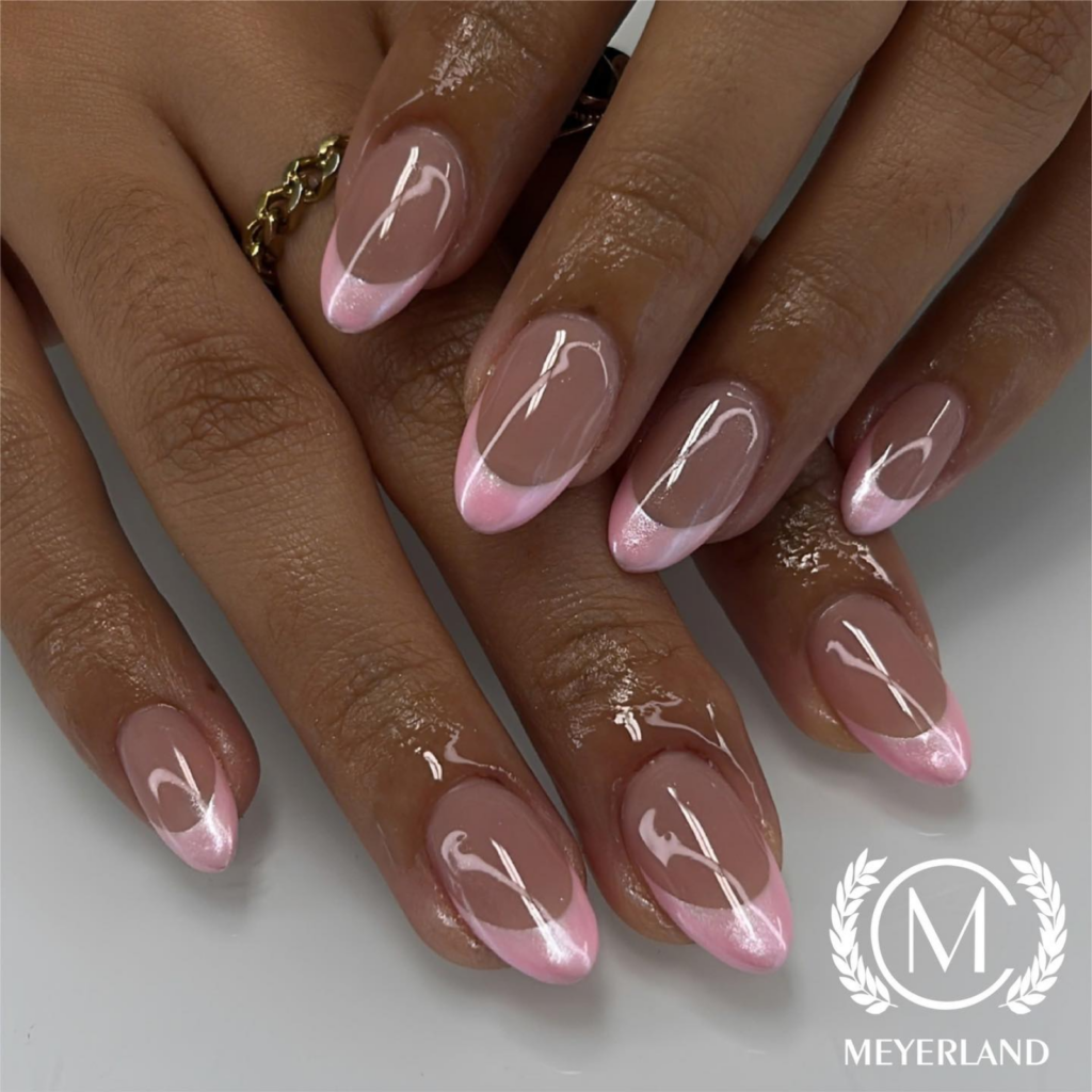 French Nails verleihen den Händen ein elegantes und luxuriöses Gefühl.