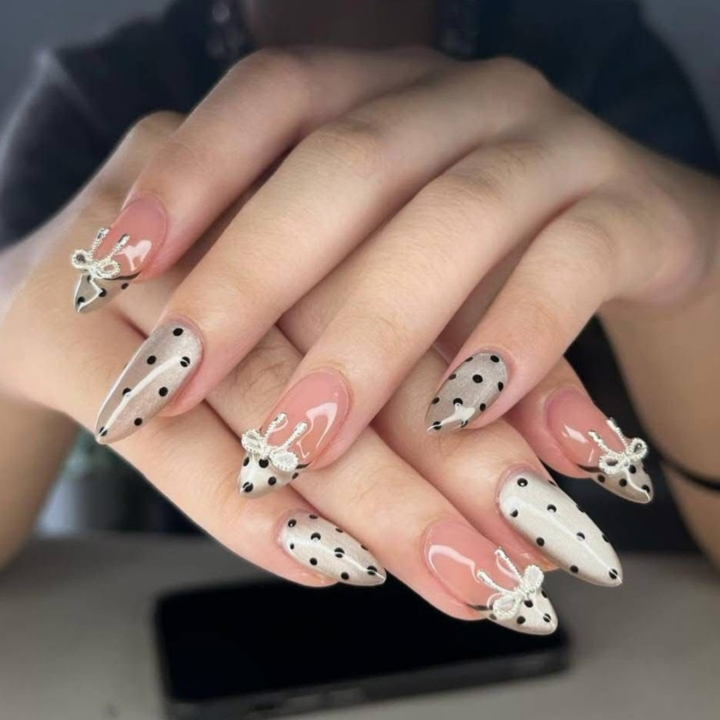 Punkt-Nägel setzen einen schönen Akzent für die Hände.