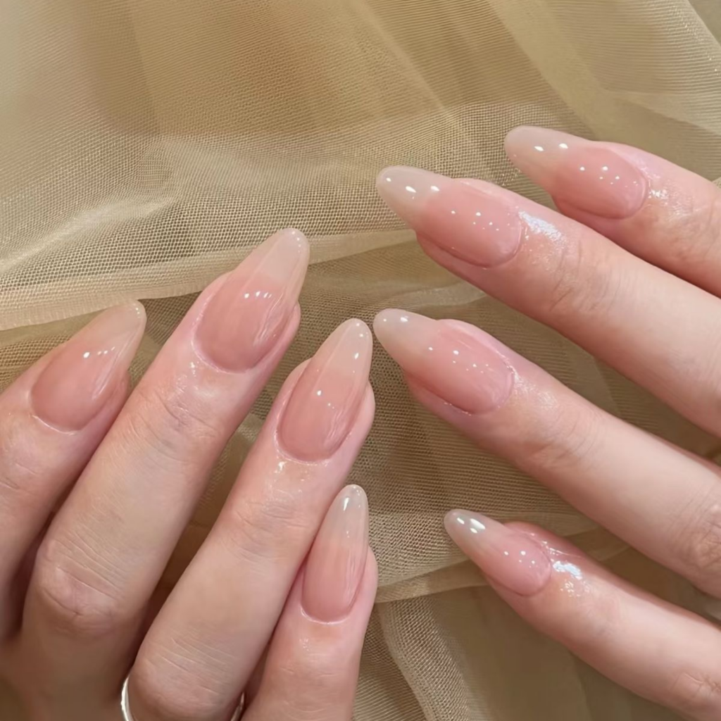 Zarte Nude-Nägel im Clean-Girl-Stil für nagelformen kurz
