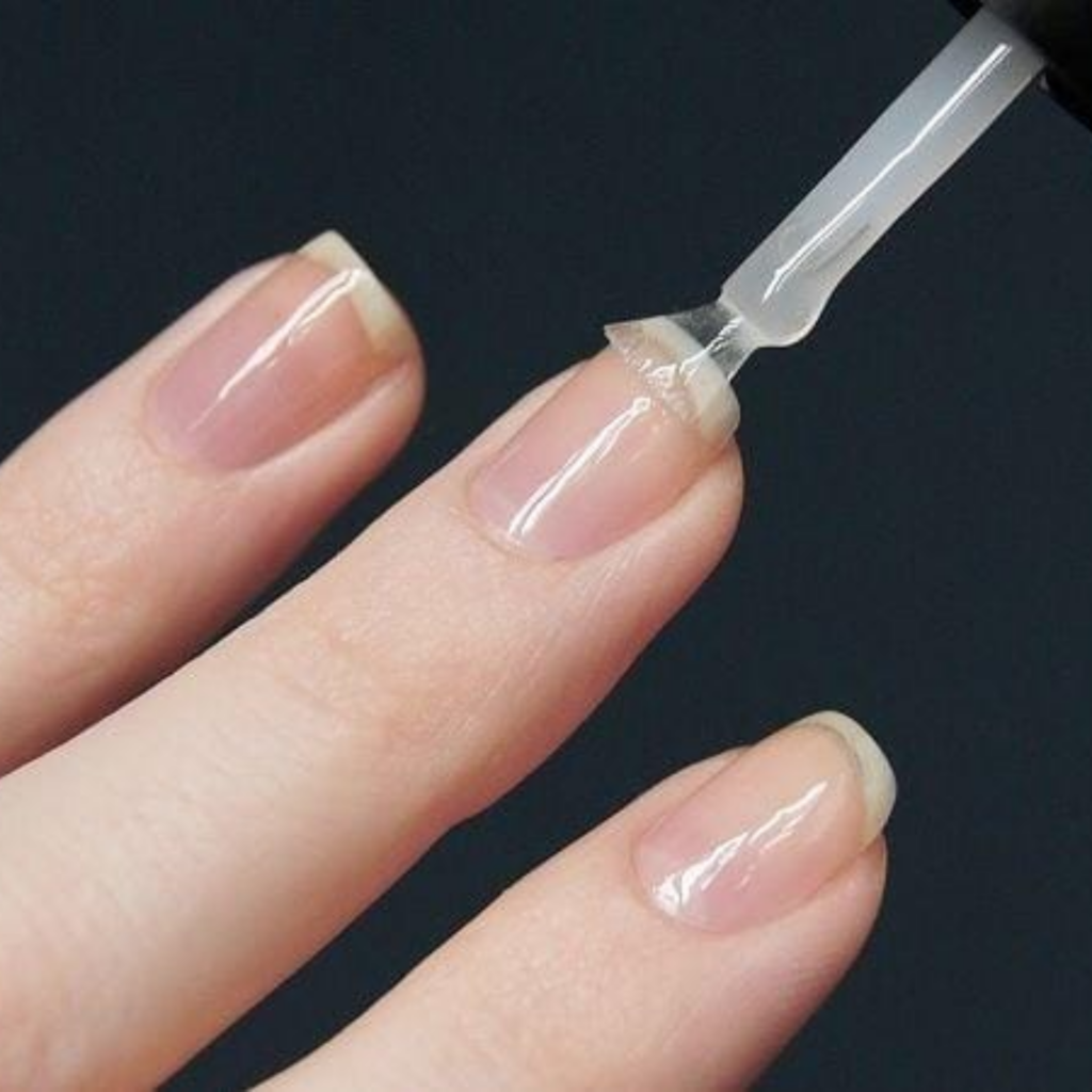 Das Auftragen des Top Coats schützt die Farbschicht, verleiht zusätzlichen Glanz und verlängert die Haltbarkeit der Nägel. Beim Acryl Nägel Formen sorgt dieser Schritt für ein langlebiges und perfektes Nageldesign.