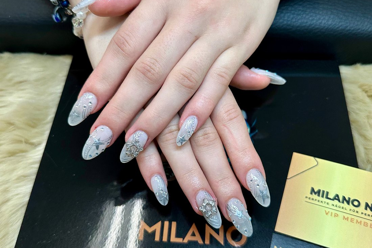 klassische mandelform nägel für büro look