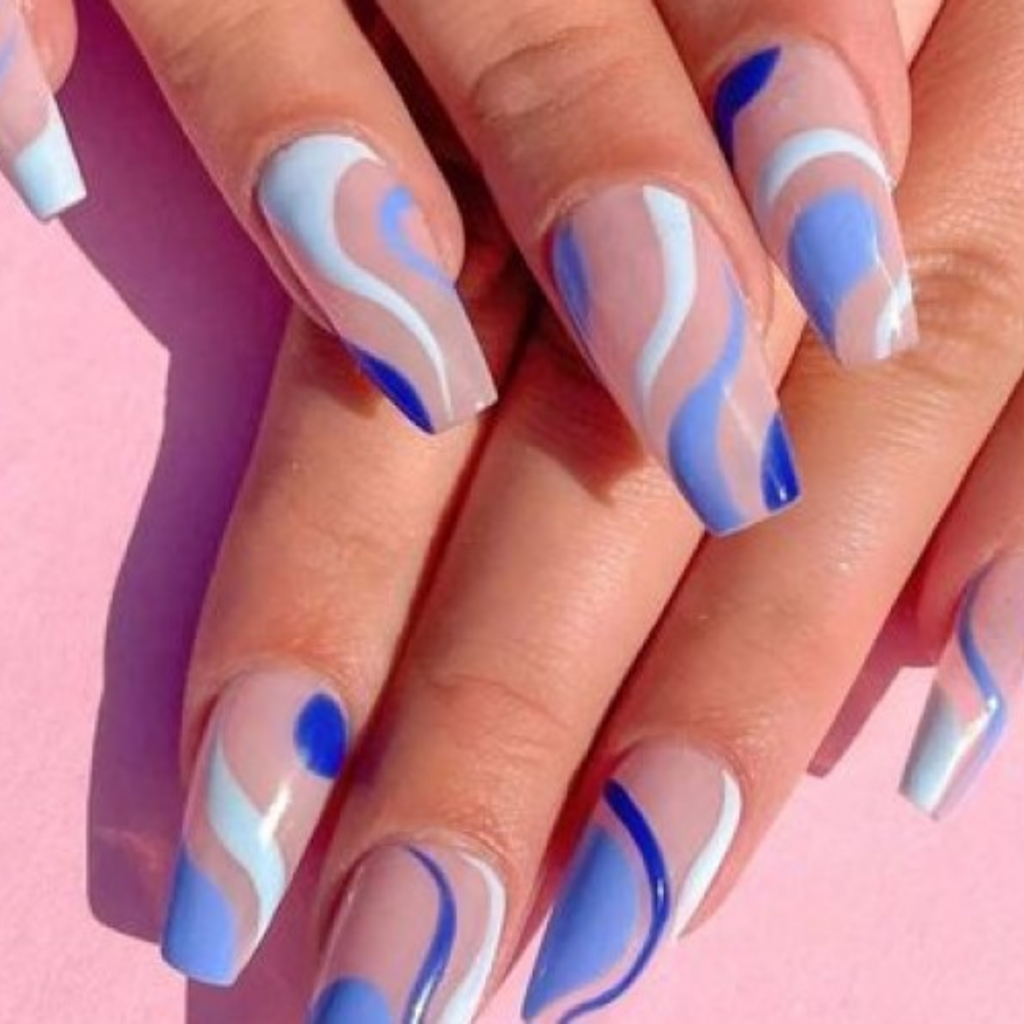 Das Auftragen von Farbe und Dekoration macht die Nägel auffälliger und spiegelt den individuellen Stil und die Persönlichkeit wider.