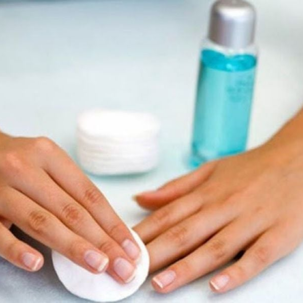 Die gesamte Nageloberfläche muss vor dem Formen von Acrylnägeln gründlich gereinigt werden.