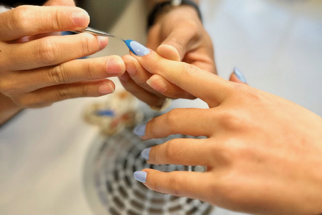 mandelform nägel design für schlanke hände