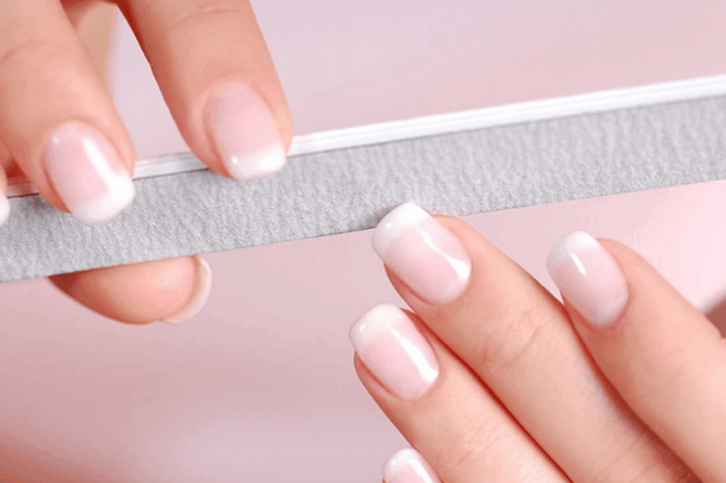 Nagelpflege mit Feilen und Pflegeprodukten