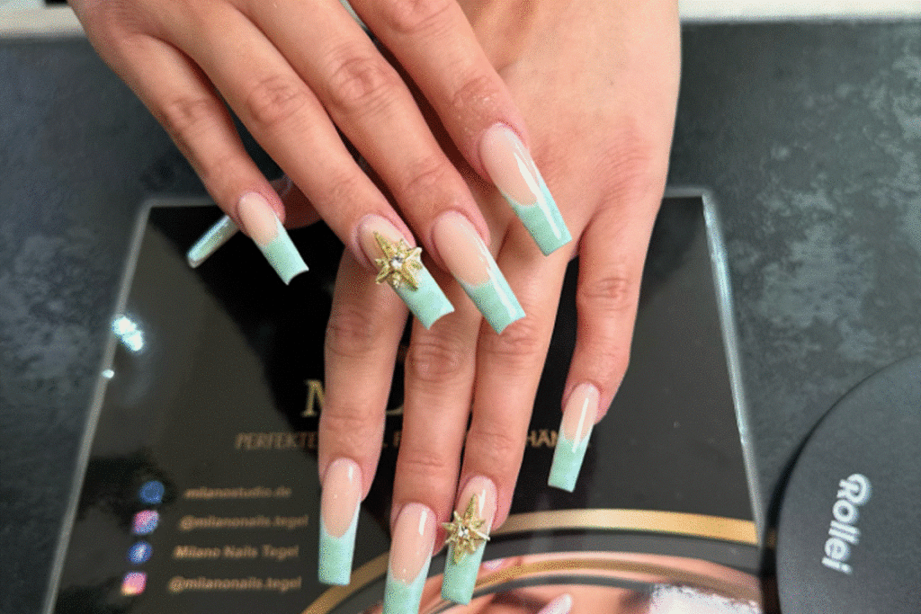 french tip nägel blau modern und kreativ