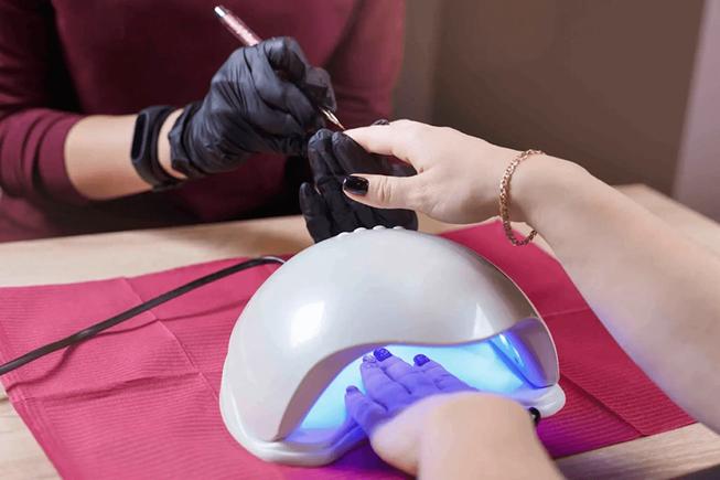 professionelle Nageltechnikerin bei Milano Nails Berlin